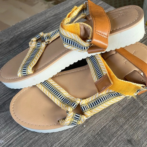 Universal Thread practically new yellow sandals. Size 10 outdoor utility sandals - Picture 2 of 6